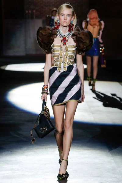Look 32